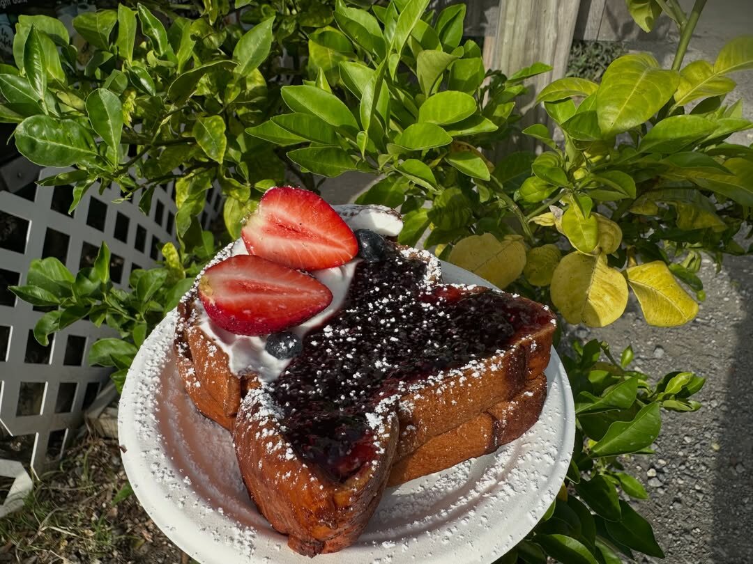 Tostadas francesas con frutas para comenzar la mañana
