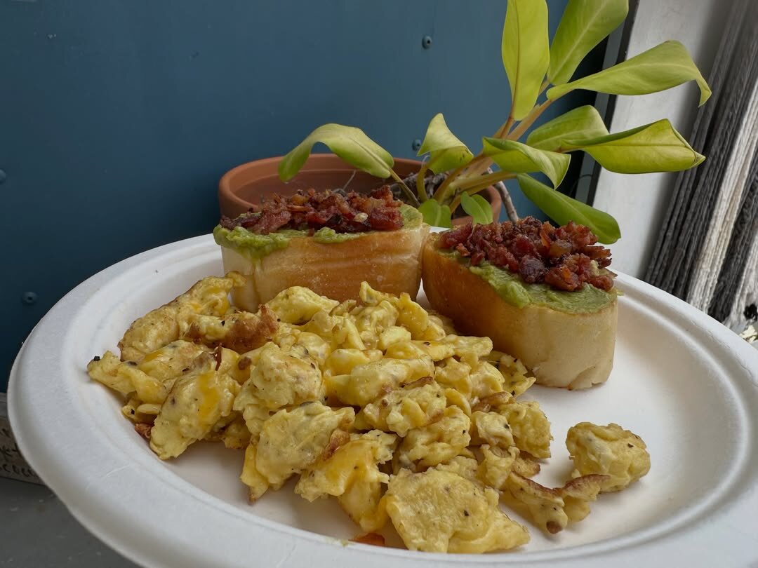 Huevos, tostadas criollas y guacamole en un desayuno completo