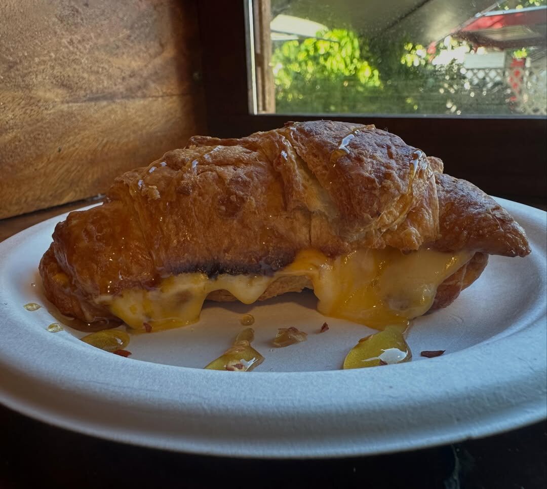 Grilled cheese en croissant con un acento dulce y picante