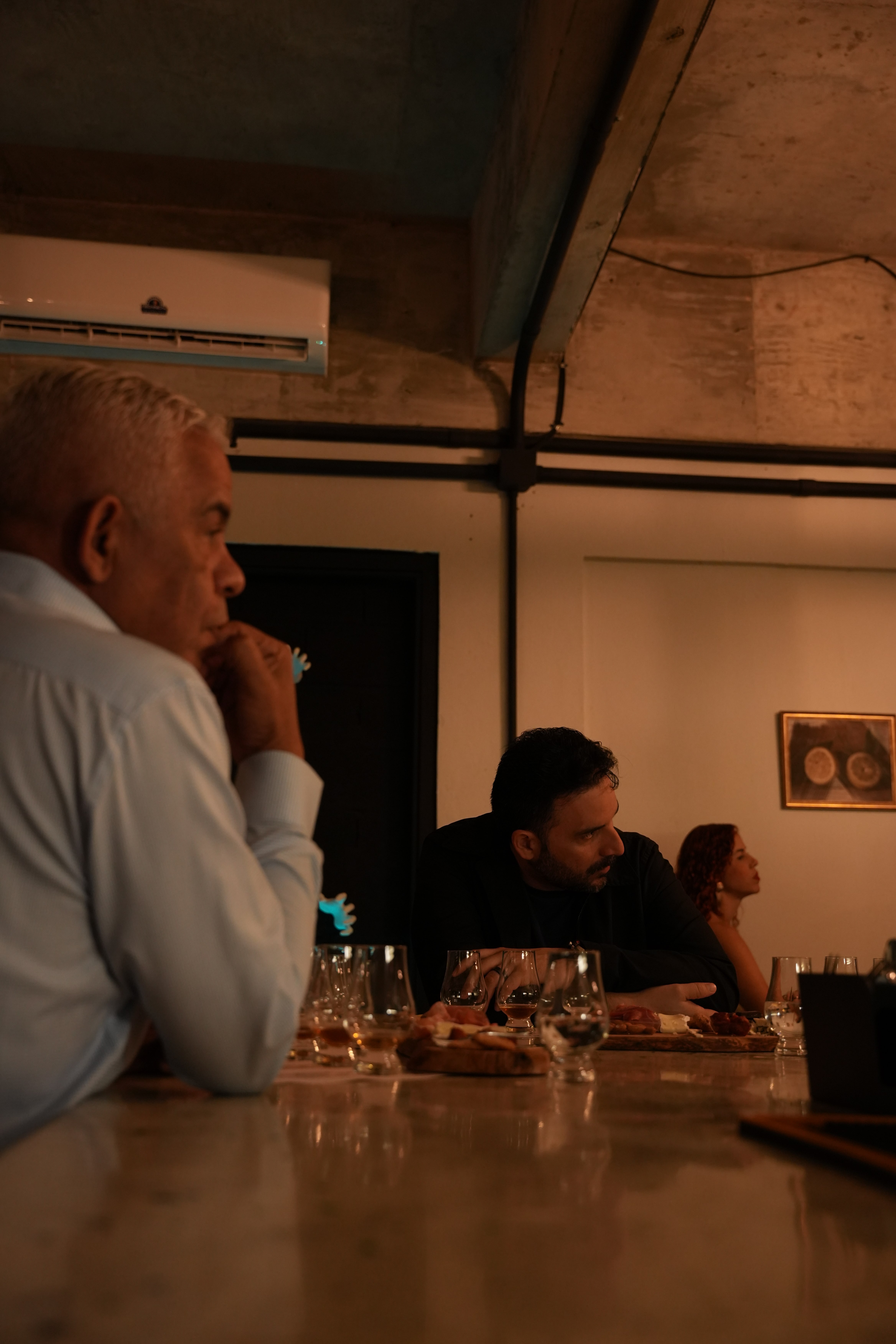 Detalle del salón y la colección de bebidas de La Sociedad