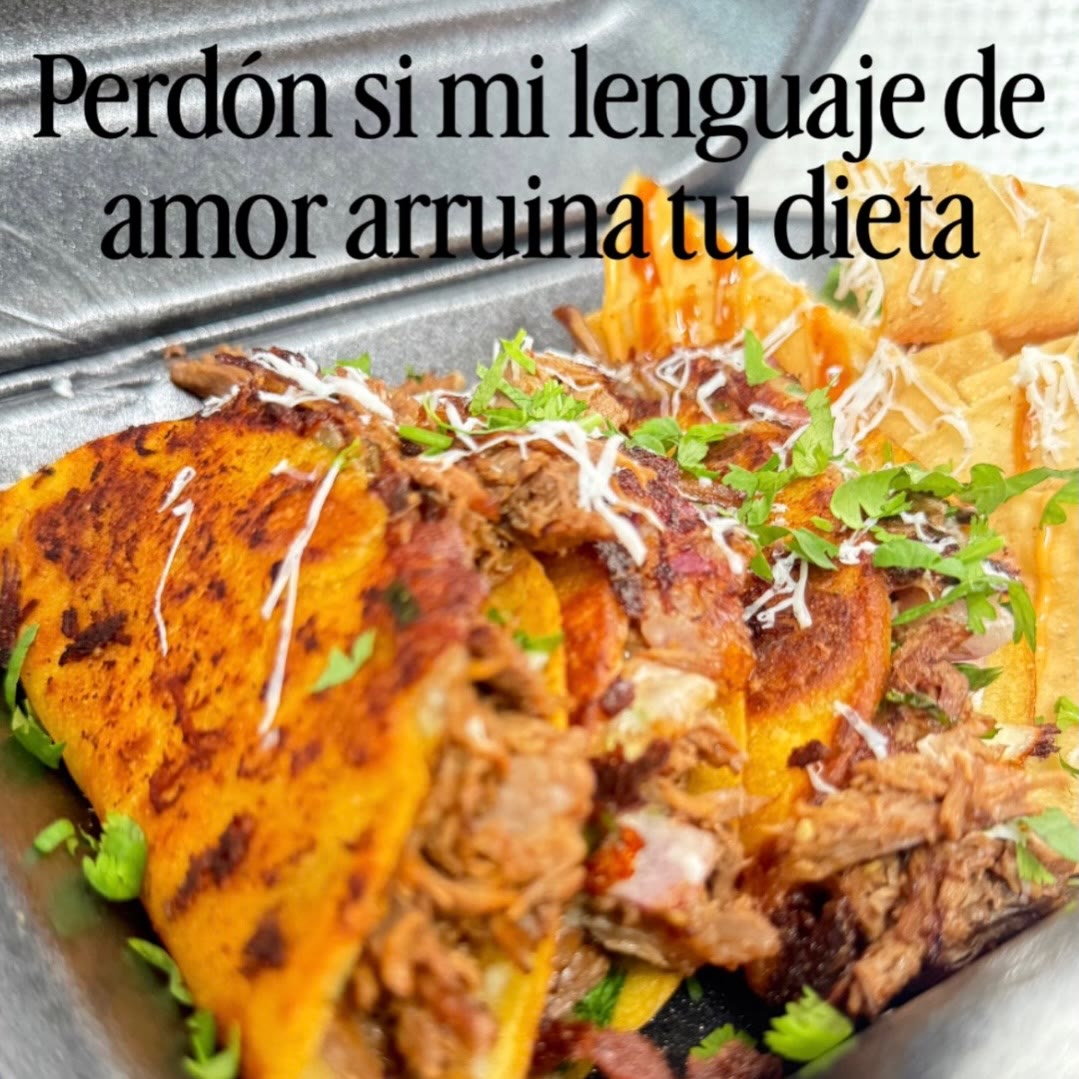 Tacos dorados con carne, queso y un final crujiente