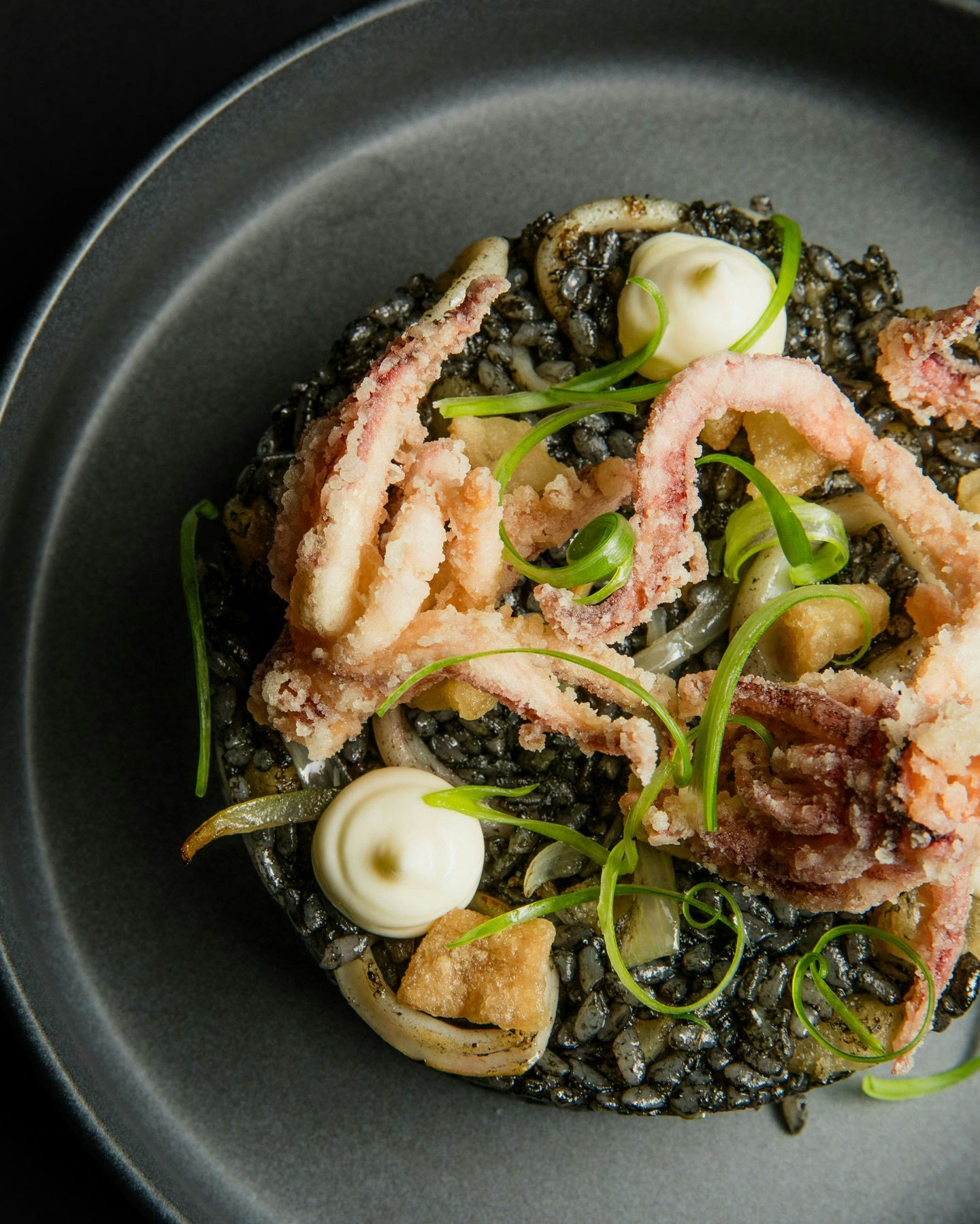 Arroz negro con calamar, tocino y yuzu