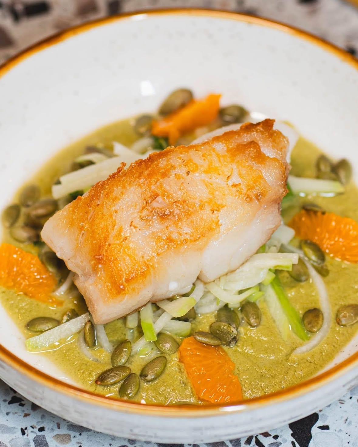 Pescado en pipián verde con acentos frescos