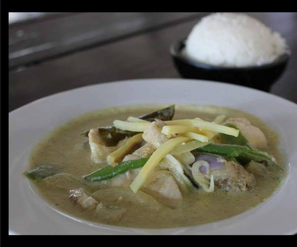 Green curry de coco, albahaca y vegetales