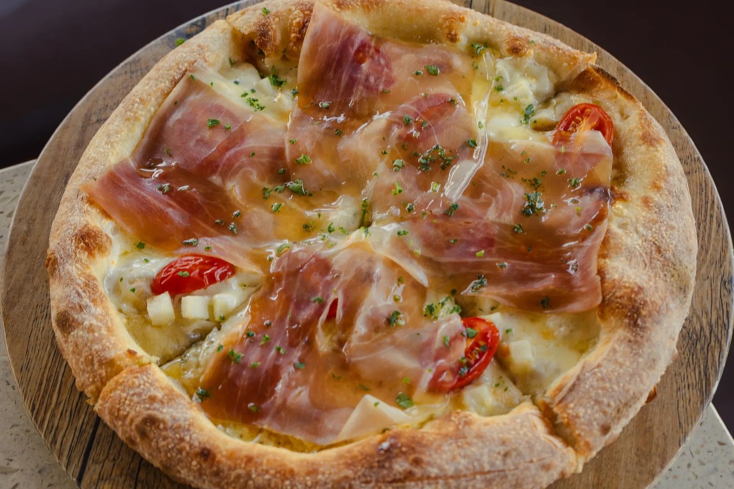 Pizza del mes con pera, prosciutto y miel