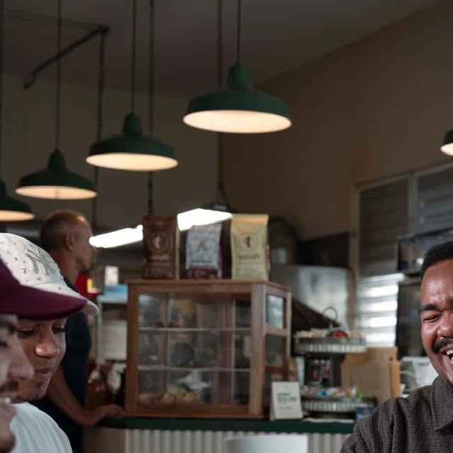 Música, café y manos que acompañan