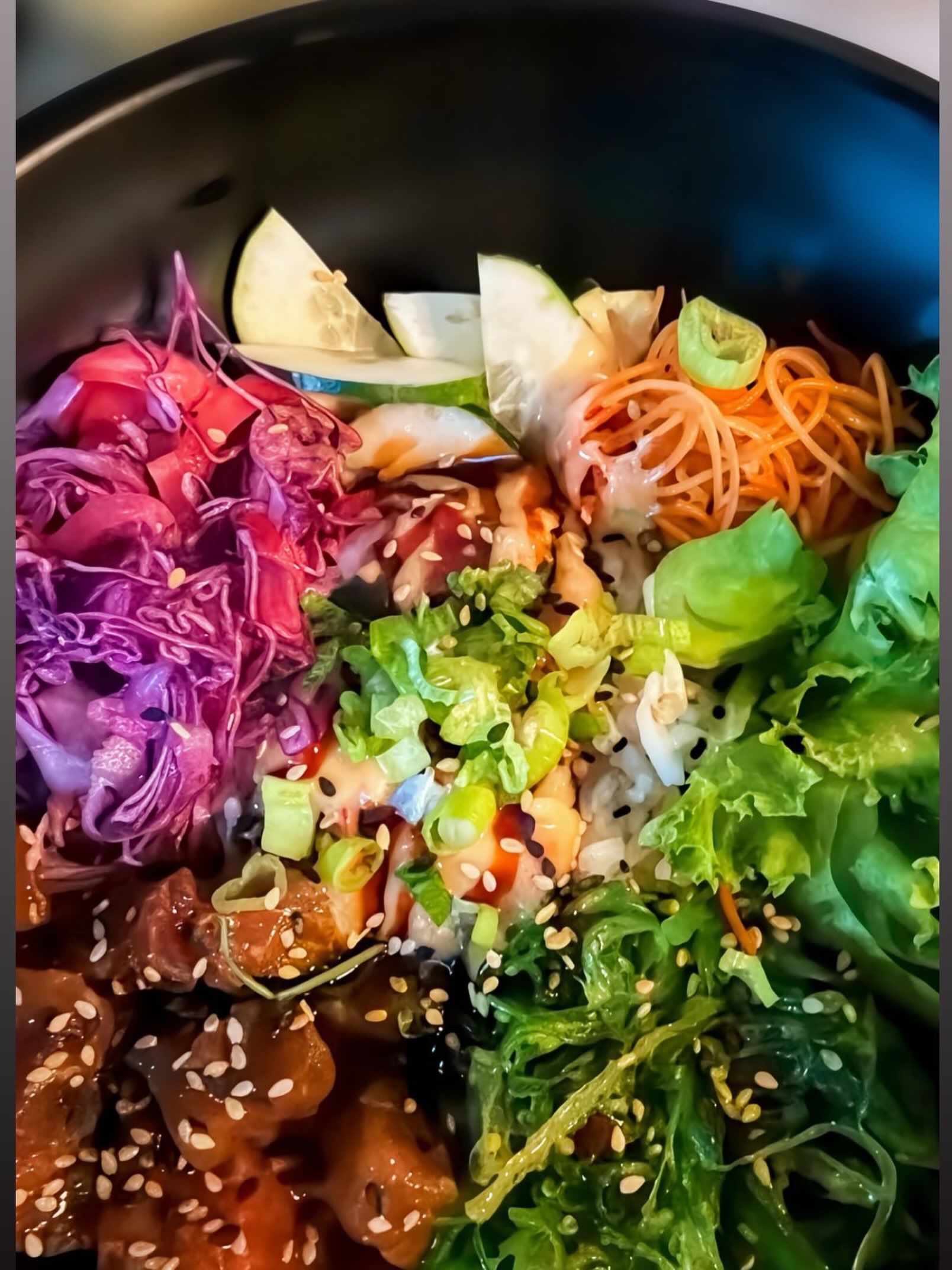 Poke bowl de atún con picante, frescura y umami