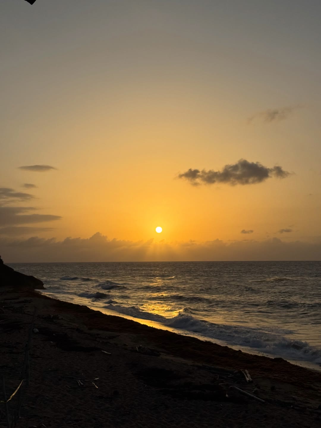 Atardecer dorado sobre Sandy Beach