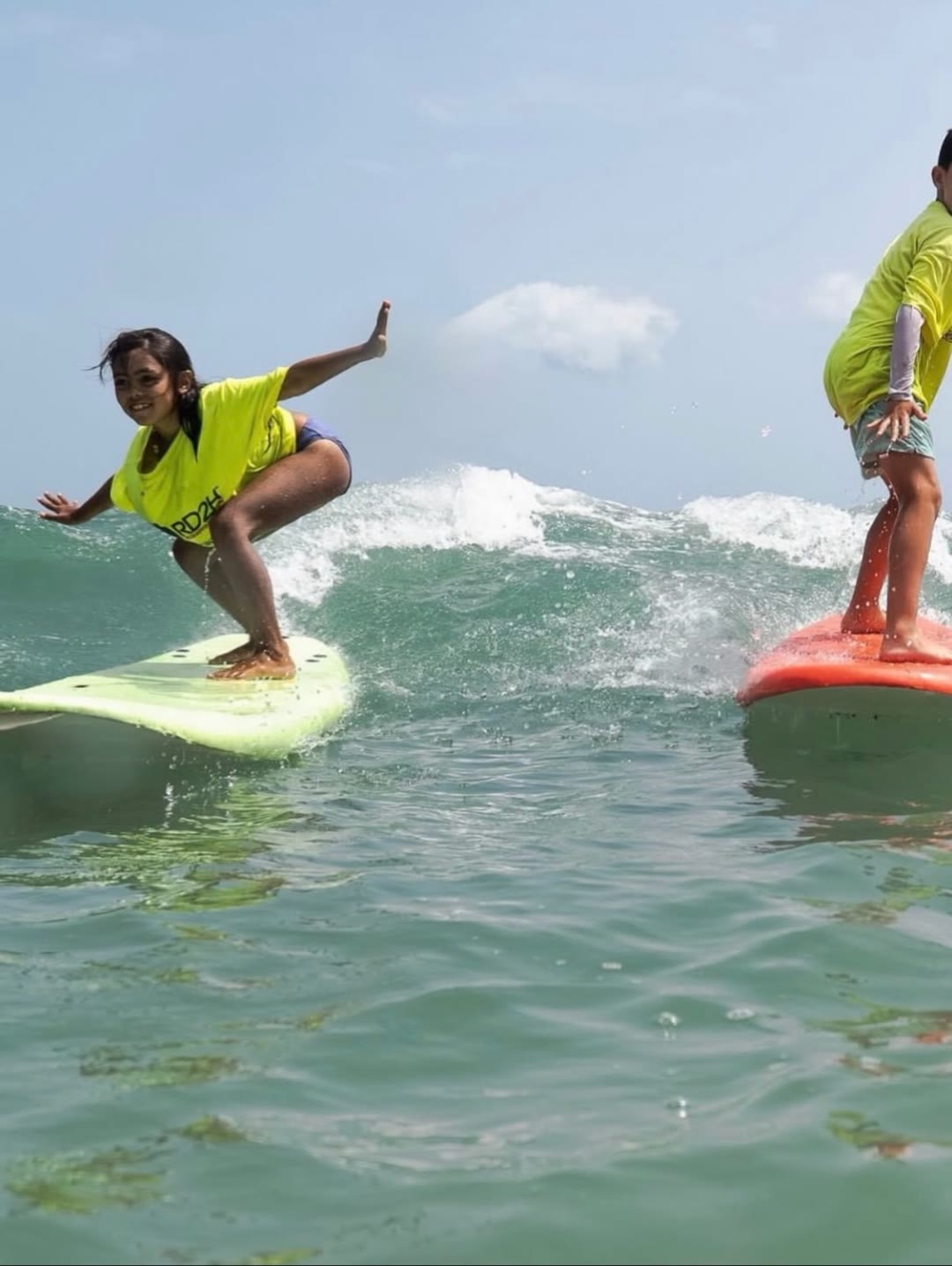 Primeras olas en un campamento de surf