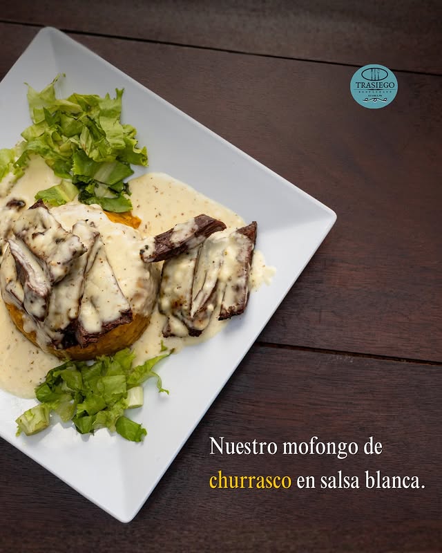 Mofongo de churrasco con salsa blanca, uno de los favoritos de la casa