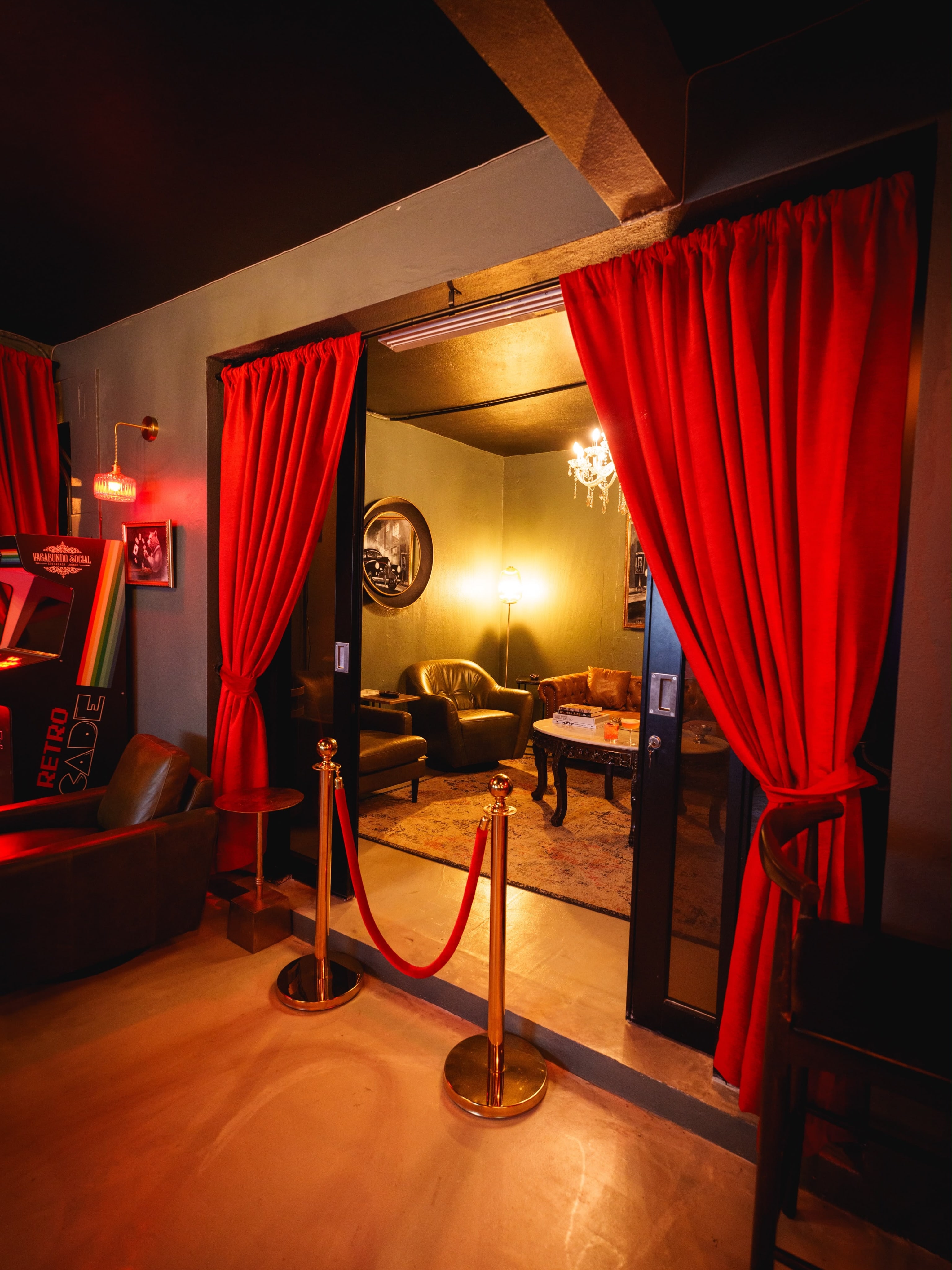 Entrada de cortina roja a Vagabundo Social Speakeasy