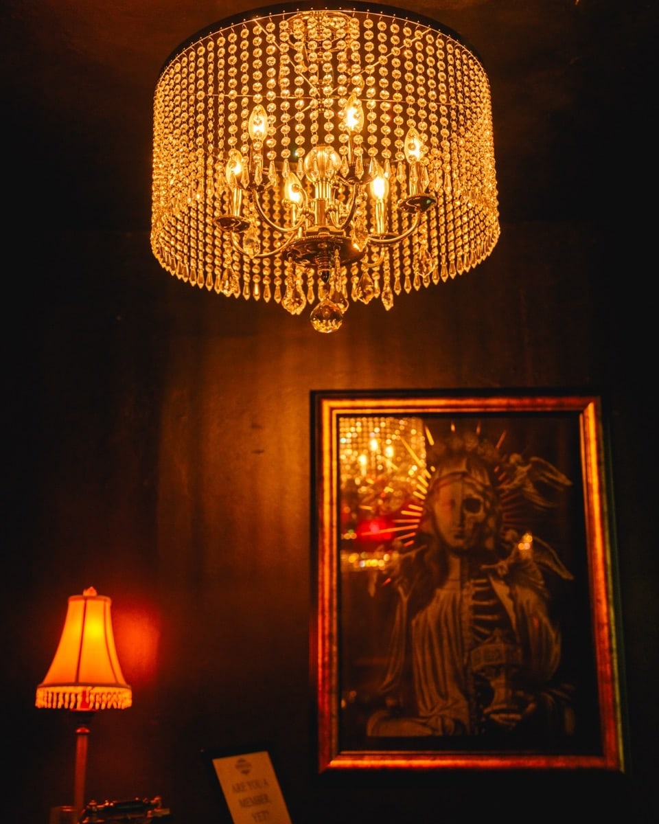 Lámpara y arte del salón de Vagabundo Social